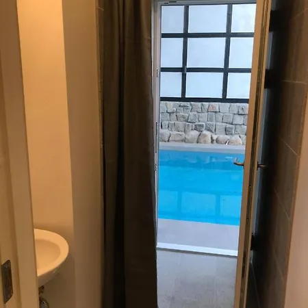 Poolhouse, No Smoking Everywhere